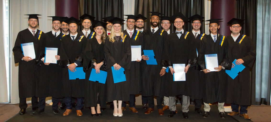 Gruppenfoto von Studenten mit ihren Abschlusszeugnissen