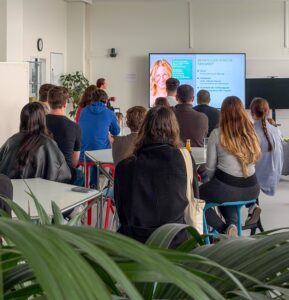 Studierende beim BASF-Karrierevortrag